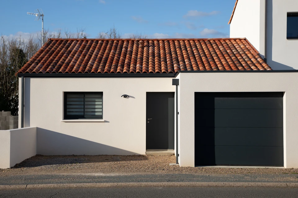 aluminium noir gris foncé portes fenêtres garage façade moderne nouvelle maison entrée avant de la maison blanche bâtiment
