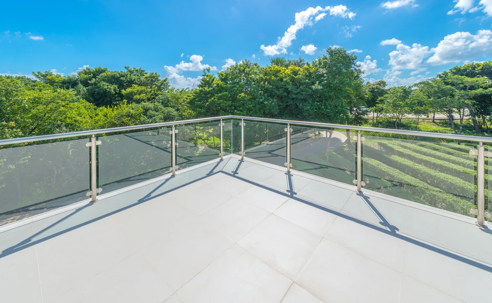 Vue du balcon moderne en verre et acier, pont, patio, balustrade