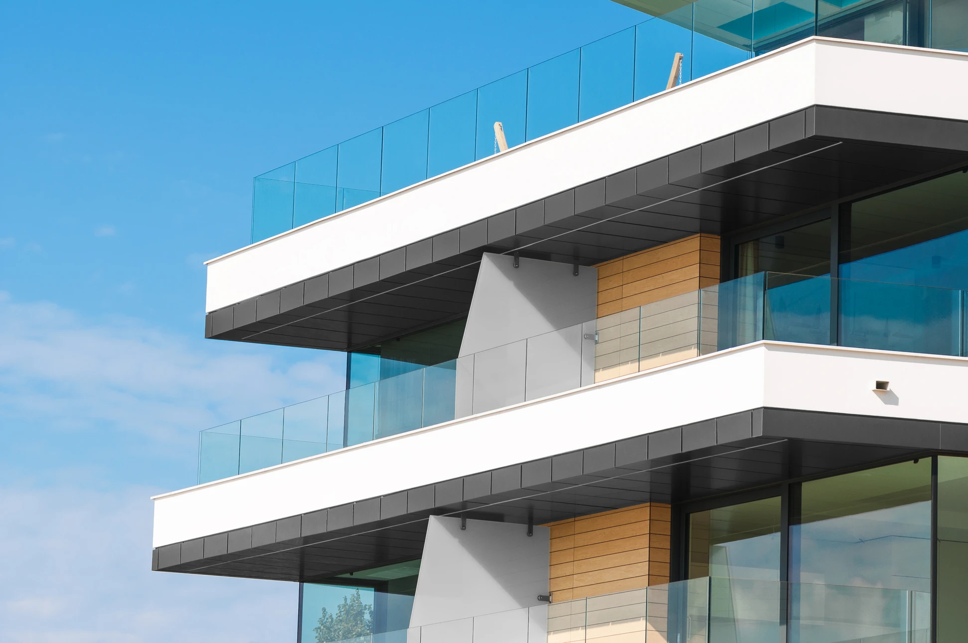 Façade extérieure d'immeuble résidentiel contemporain avec balcons en porte-à-faux