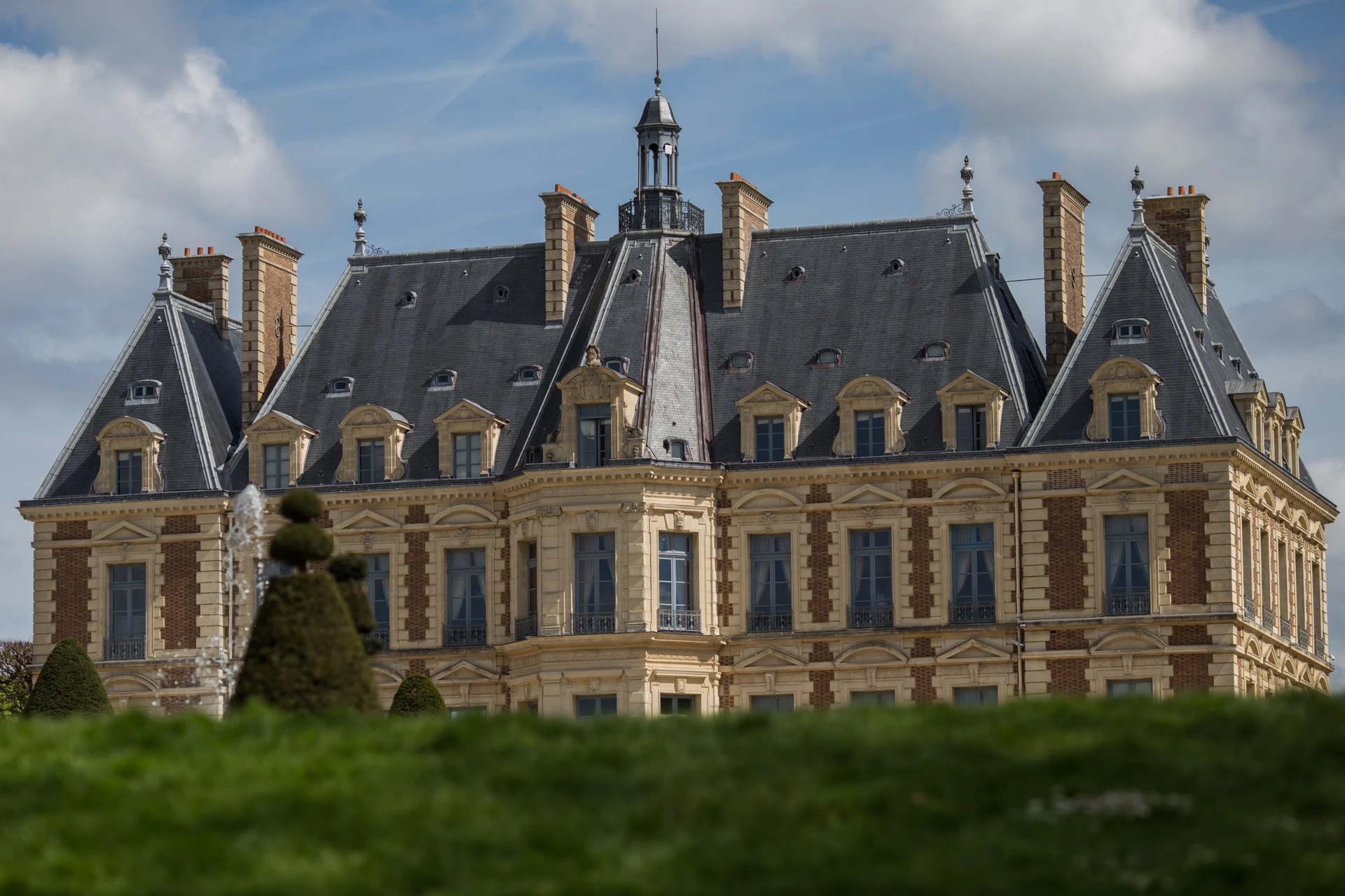 Façade principale d'un château français de style néoclassique avec pavillon central à fronton triangulaire