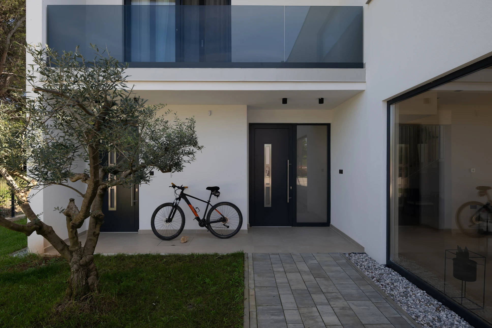 Façade d'immeuble résidentiel moderne avec balcons équipés de garde-corps à barreaux verticaux métalliques