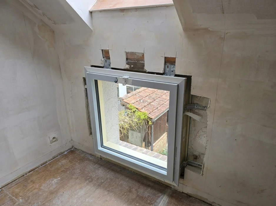 Scène extérieure d'une terrasse résidentielle moderne avec garde-corps en verre trempé et structure métallique