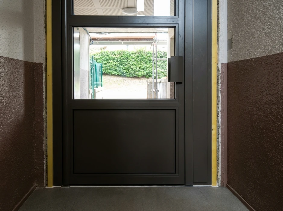 Fenêtre de toit sur une maison individuelle avec des tuiles solaires