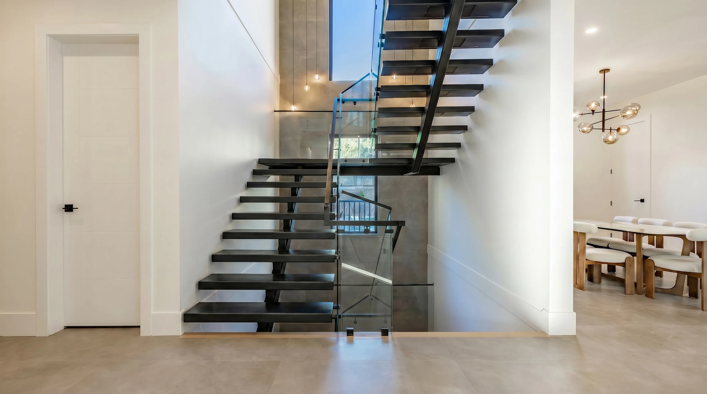 Intérieur moderne avec escalier contemporain à structure métallique noire et marches en bois clair